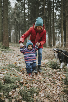 Mutter mit kleiner Tochter und Border Collie im herbstlichen Wald - DWF00403