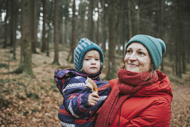 Mutter trägt kleine Tochter im herbstlichen Wald - DWF00407