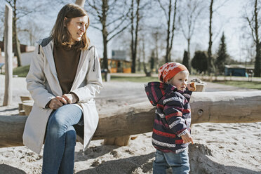 Mutter mit kleiner Tochter auf einem Spielplatz - DWF00417