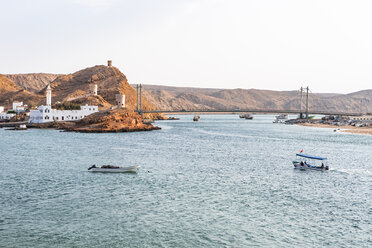 Al-Ayjah-Moschee und Hafen vom Al-Ayjah-Leuchtturm aus gesehen, Sur, Oman - WVF01264