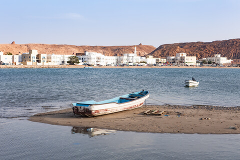 Fischerboote in der Bucht von Sur, Sur, Oman, lizenzfreies Stockfoto