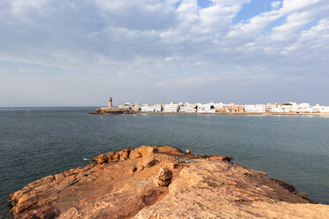 Sur und der Leuchtturm Al Ayjah von der Burg Al Ayjah aus gesehen, Sur, Oman - WVF01271