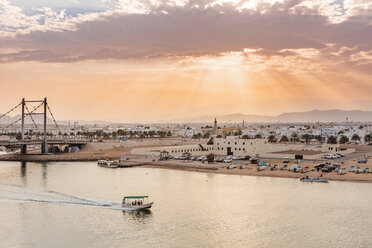 Al Ayjah-Brücke und Hafen bei Sonnenuntergang, Sur, Oman - WVF01274