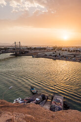 Al Ayjah-Brücke und Hafen bei Sonnenuntergang, Sur, Oman - WVF01277