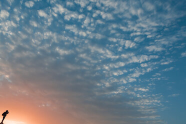 Mann fotografiert bei Sonnenuntergang, Oman - WVF01280