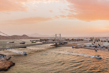 Al Ayjah-Brücke und Hafen bei Sonnenuntergang, Sur, Oman - WVF01290