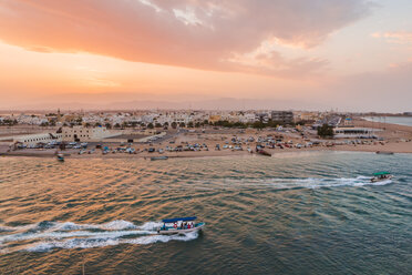 Boote auf dem Meer bei Sonnenuntergang, Sur, Oman - WVF01291