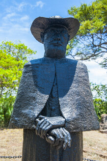 Hawaii, Insel Molokai, Statue von Pater Damien vor der St. Josephs-Kirche - RUNF01862