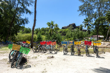 Seychellen, La Digue, geparkte Fahrräder am Strand - NDF00894