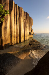 Seychellen, La Digue, Anse Source D'Argent, Granitfelsen bei Sonnenuntergang - NDF00899