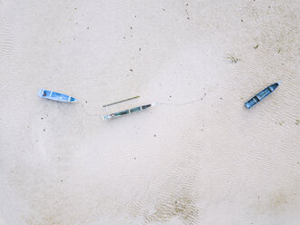 Indonesien, Sumbawa, Kertasari, Luftaufnahme von blauen Booten am Strand - KNTF02721