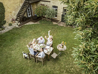 Familie beim gemeinsamen Essen im Garten im Sommer - PESF01559