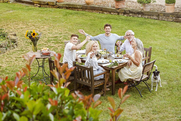 Familie beim gemeinsamen Essen im Garten im Sommer - PESF01641
