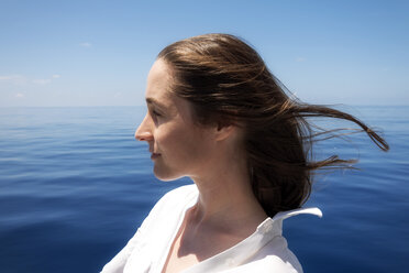 Seychellen, Indischer Ozean, Profil einer Frau auf einer Fähre - NDF00906