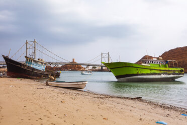 Oman, Sur, alte Boote im Hafen - WVF01293