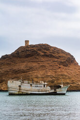 Oman, Sur, altes Boot auf dem Meer - WVF01294