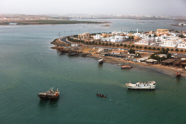 Oman, Sur, Stadtbild mit Hafen - WVF01299