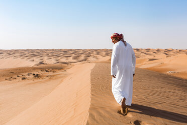 Beduinen beim Wandern in der Wüste, Wahiba Sands, Oman - WVF01301