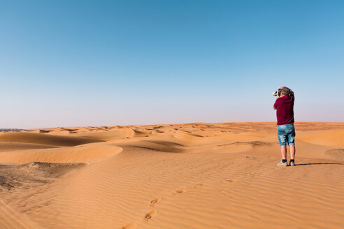 Älterer Mann beim Fotografieren der Wüste, Wahiba Sands, Oman - WVF01302