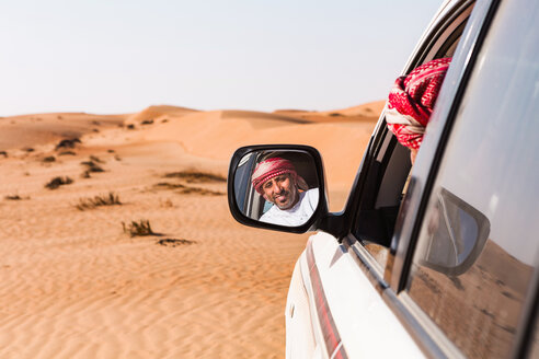 Beduine schaut in den Spiegel seines Autos, Sultanat Oman, Wahiba Sands - WVF01305