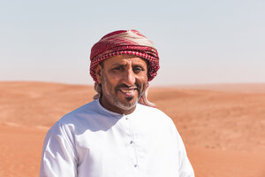 Beduine in Nationaltracht in der Wüste stehend, Porträt, Wahiba Sands, Oman - WVF01311