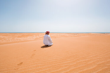 Beduinen in Nationaltracht beim Gebet in der Wüste, Rückansicht, Wahiba Sands, Oman - WVF01316