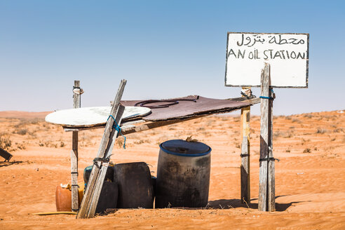 Tankstelle in der Wüste, Wahiba Sands, Oman - WVF01330