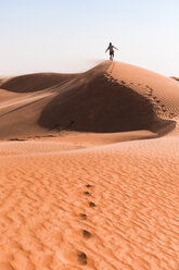 Mann geht auf einer Sanddüne, Wahiba Sands, Oman - WVF01347