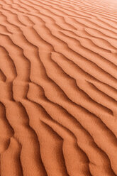 Oman, Gekräuselter Sand auf einer Düne, Vollbild - WVF01352