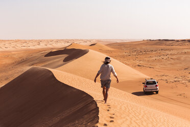 Mann geht auf einer Sanddüne, Wahiba Sands, Oman - WVF01353