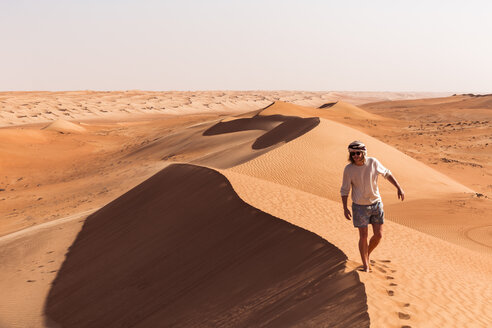 Mann geht auf einer Sanddüne, Wahiba Sands, Oman - WVF01354