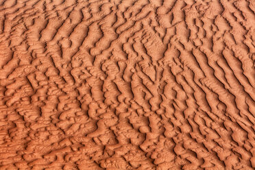 Oman, Gekräuselter Sand auf einer Düne, Vollbild - WVF01357