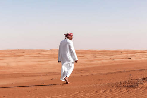 Beduinen beim Wandern in der Wüste, Wahiba Sands, Oman - WVF01358