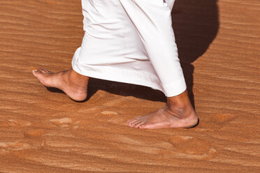 Beduinen beim Wandern in der Wüste, Wahiba Sands, Oman - WVF01360