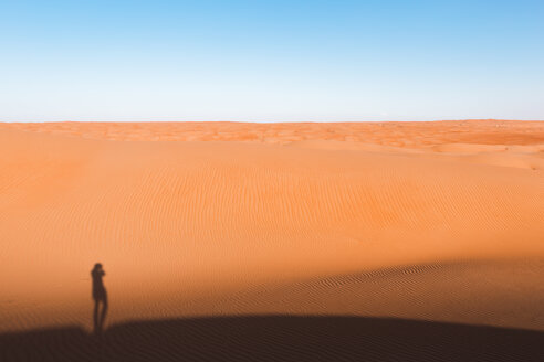 Schatten eines Mannes, stehend in der Wüste, Wahiba Sands, Oman - WVF01370