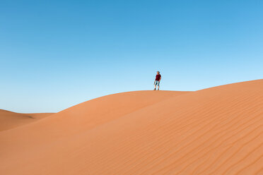 Älterer Mann steht auf einer Düne und betrachtet die Aussicht, Wahiba Sands, Oman - WVF01376