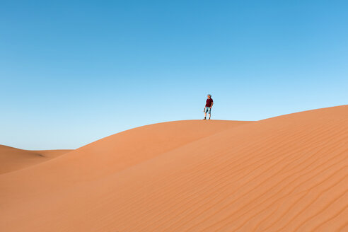 Älterer Mann steht auf einer Düne und betrachtet die Aussicht, Wahiba Sands, Oman - WVF01376