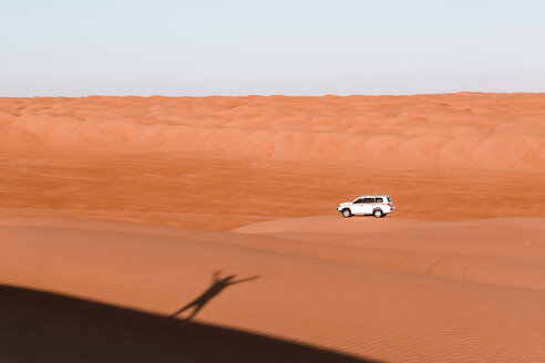 Schatten eines Mannes, der auf den Dünen steht und dem Auto zuwinkt - WVF01377