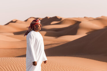 Beduinen in Nationaltracht in der Wüste, Wahiba Sands, Oman - WVF01379