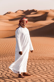Beduinen in Nationaltracht in der Wüste, Wahiba Sands, Oman - WVF01380