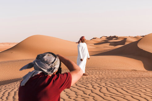 Ein älterer Mann fotografiert einen Beduinen, Wahiba Sands Oman - WVF01381