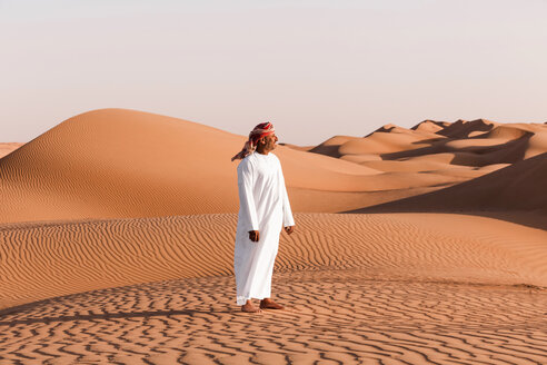 Beduinen in Nationaltracht in der Wüste, Wahiba Sands, Oman - WVF01382