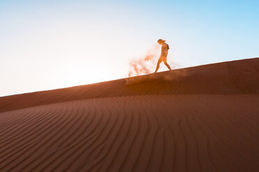 Sultanat Oman, Wahiba Sands, Mittlerer erwachsener Mann spielt mit Sand in der Wüste - WVF01384