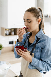 Young woman with bowl of raspberries - GIOF06196