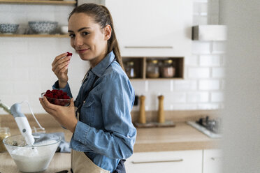 Junge Frau mit Schale Himbeeren - GIOF06197