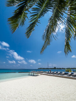 Malediven, Ross Atoll, Strandliegen am Strand - AMF06900