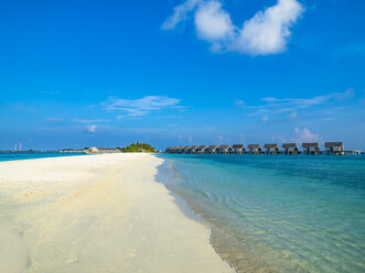 Malediven, Ross Atoll, Wasserbungalows am Strand - AMF06901