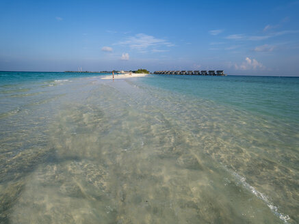 Malediven, Ross Atoll, Wasserbungalows am Strand - AMF06902