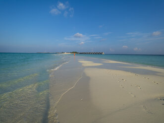Malediven, Ross Atoll, Wasserbungalows am Strand - AMF06903