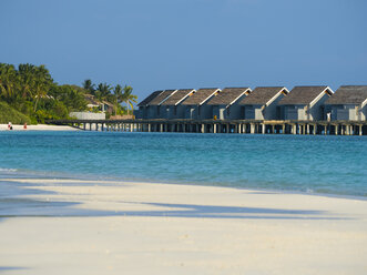 Malediven, Ross Atoll, Wasserbungalows am Strand - AMF06904